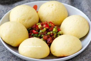 <b>蒜薹炒腊肠配杂粮窝窝头</b>