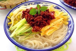 肉酱鸡蛋面