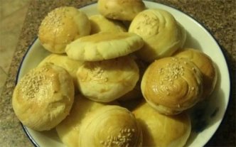 红曲绿豆千层酥月饼